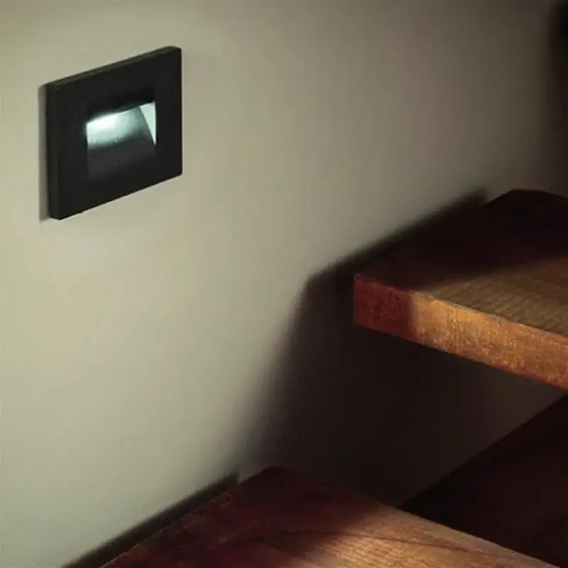 Offre Du Jour Balise LED saillie 3W 220V 120° Noire IP44 pour Escalier
