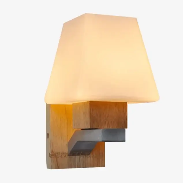 Offre Spéciale Wooden wall light with pyramid glass shade
