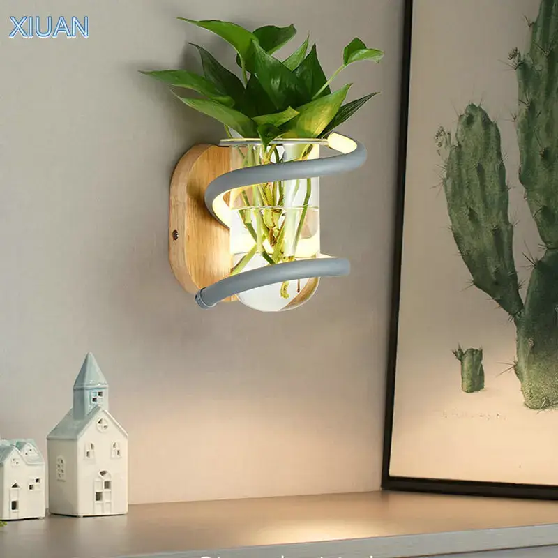 Nordic wooden wall light with green plant for a warm atmosphere Prix Réduit