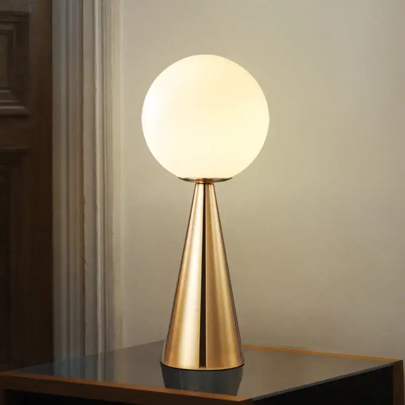 Remise Nordic led globe desk lamp for night-time decoration