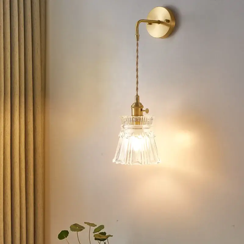 Scandinavian glass and brass led wall light with battery switch Réduction
