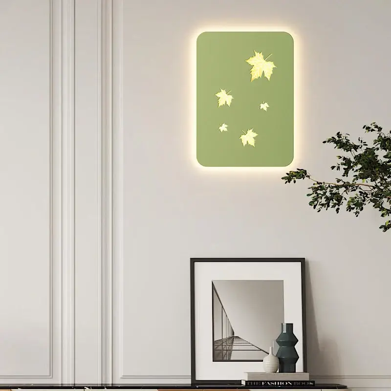 Commander Maintenant Dimmable metal wall light with maple leaf design