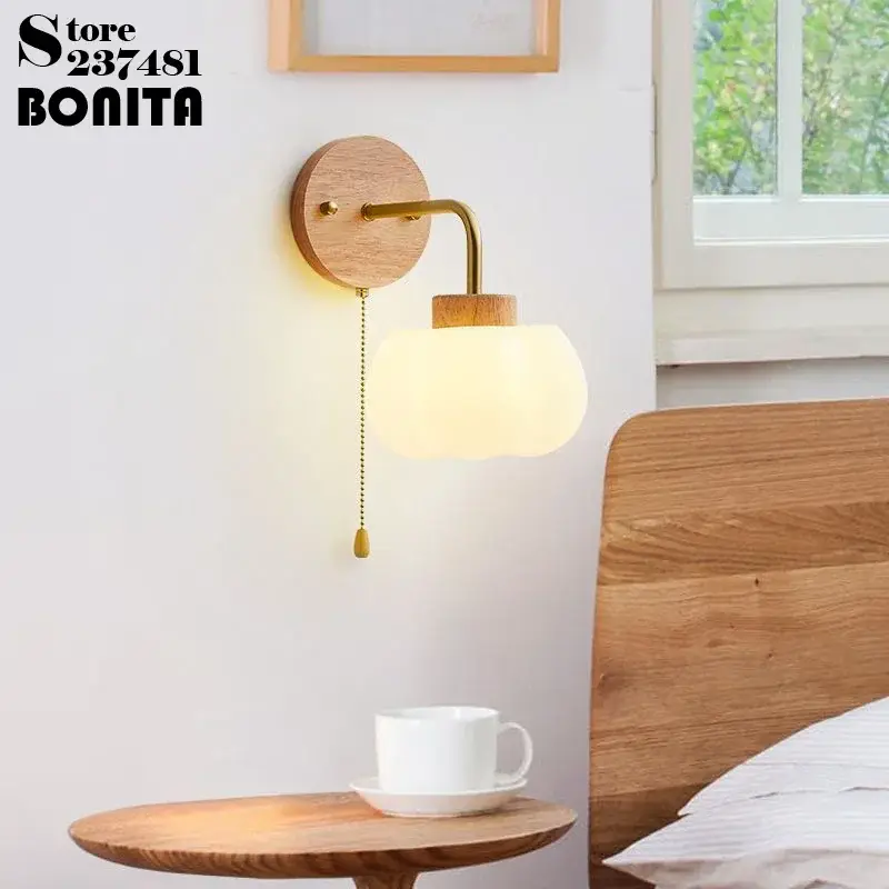 Solid wood pumpkin wall light with pull switch Réduction