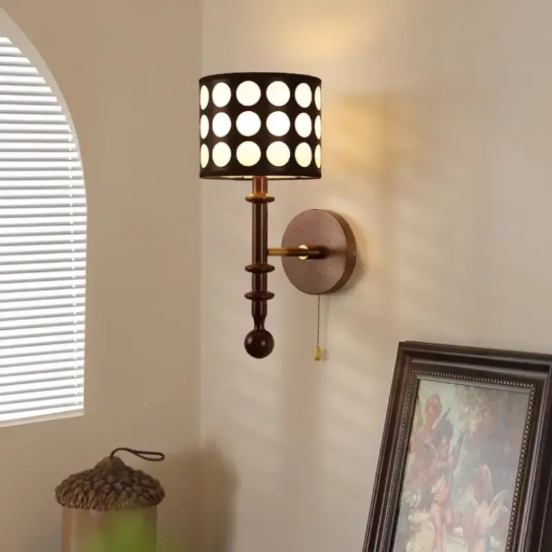 Prix Choc Retro medieval solid wood wall light with decorative polka dots