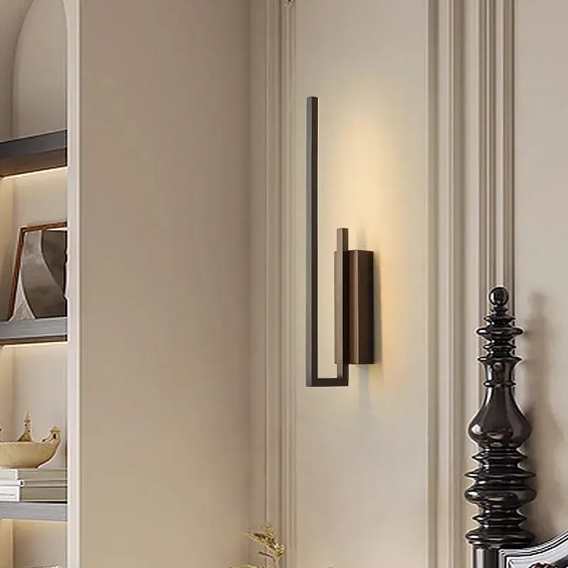 Modern brass wall light for multiple spaces Prix Bas
