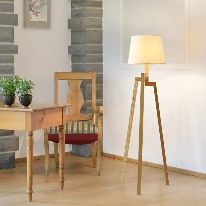 Nouvel Arrivage Nordic wooden floor lamp with creative three-legged design