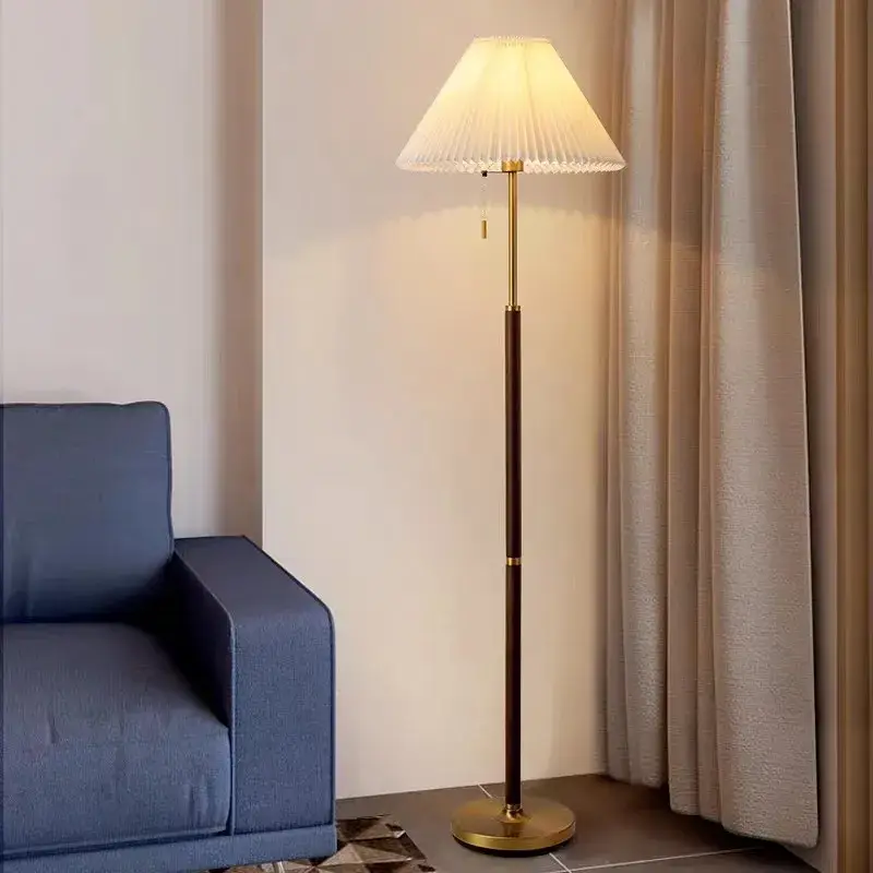 Achat Immédiat Vintage wooden floor lamp with elegant pleated fabric design