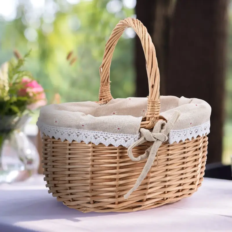 Large wicker picnic basket with decorative and practical handle Commander Maintenant