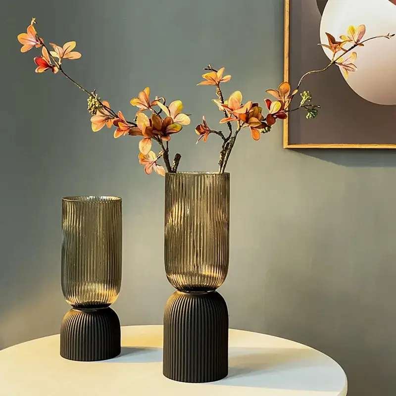 Striped glass vase for elegant floral arrangement Haute Qualité