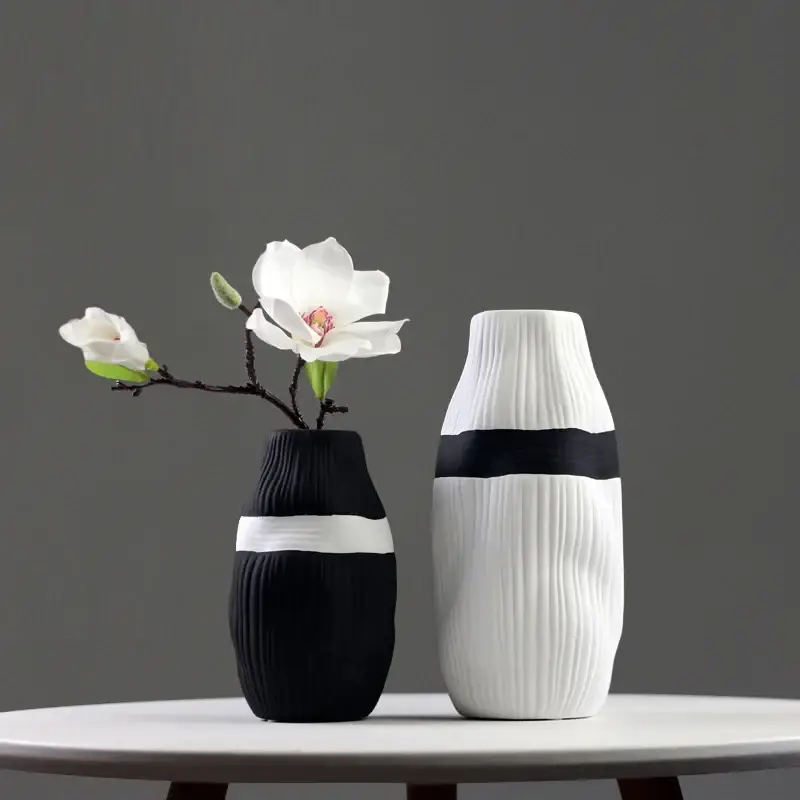 Decorative striped ceramic vase for dried flowers Populaire