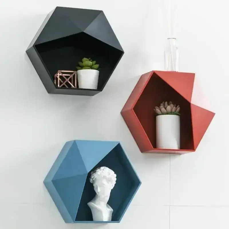 Hexagonal wooden wall rack for books and decorations Certifié