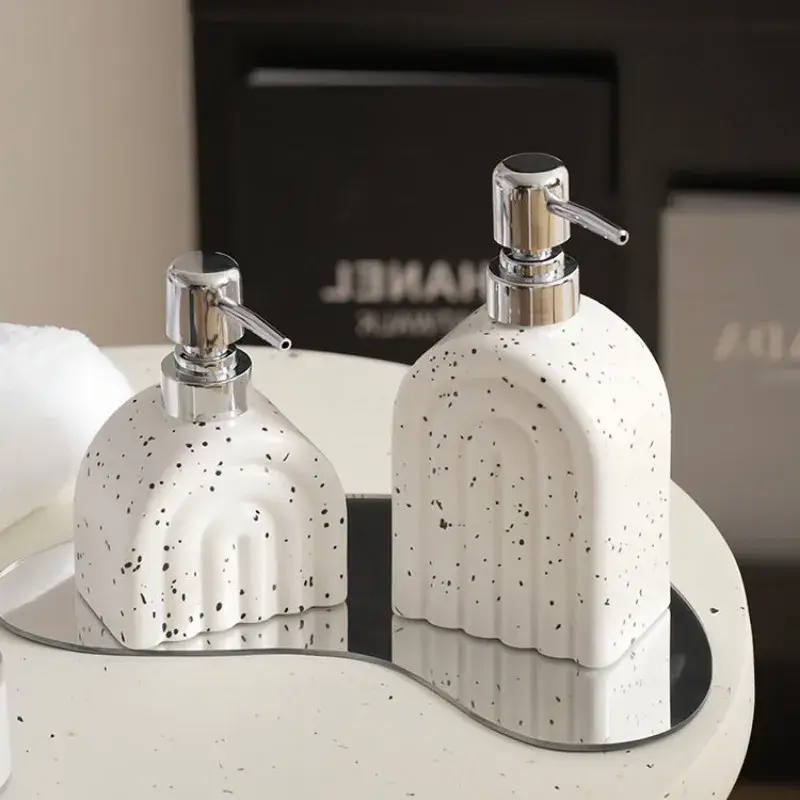 Ceramic soap dispenser for shampoo and portable water Commander Maintenant