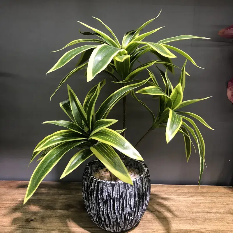 Commander Maintenant Artificial tropical plant with three heads in a decorative pot