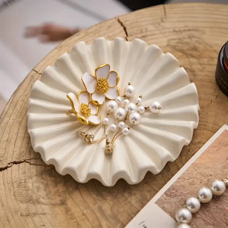 Super Prix Elegant ceramic jewellery tray with modern scalloped design