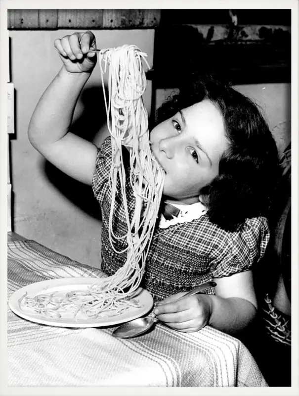 Wall art poster women drinking wine and eating spaghetti home decor Livraison Express