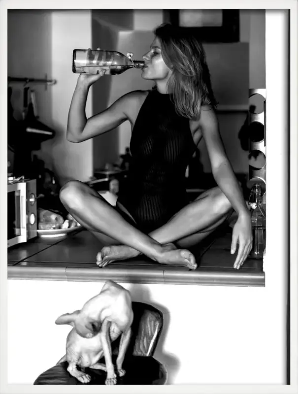 Art print women drinking wine and eating spaghetti wall decor Réduction