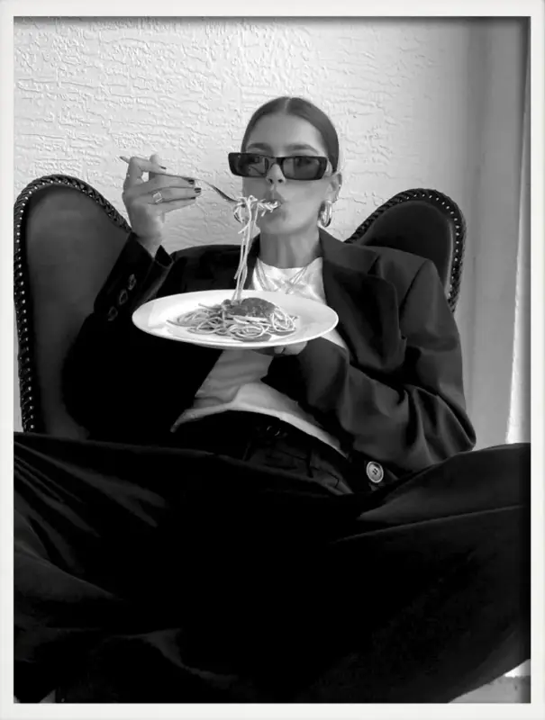Authentique Art print women drinking wine with spaghetti wall decor