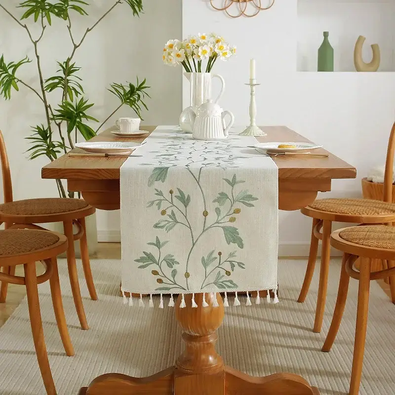 Embroidered cotton linen floral table runner with tassels Vente Directe