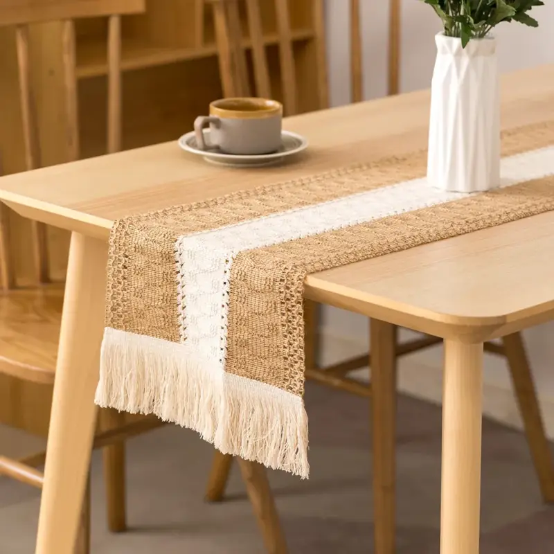 Linen-effect table runner with decorative check pattern Quantité Limitée