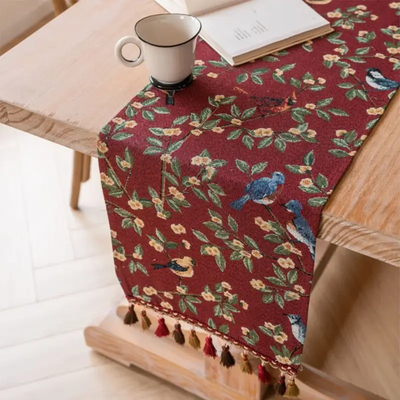 Promotion Saisonnière Nordic jacquard table runner with animal motifs and tassels