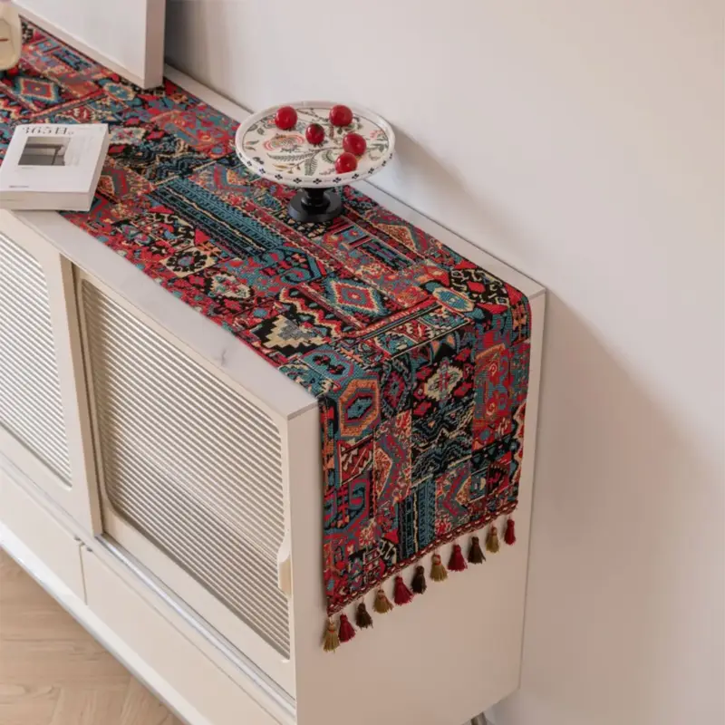 Nouvelle Collection Nordic style jacquard animal table runner with tassels
