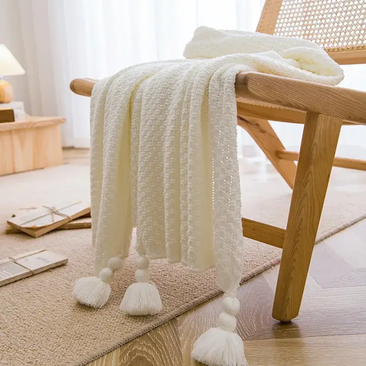Chunky waffle knit throw nordic style with pom-poms Offre Exclusive