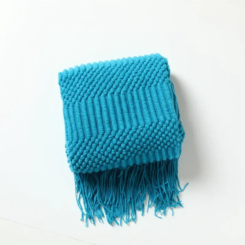 Certifié Soft knitted throw with decorative pom poms and check pattern
