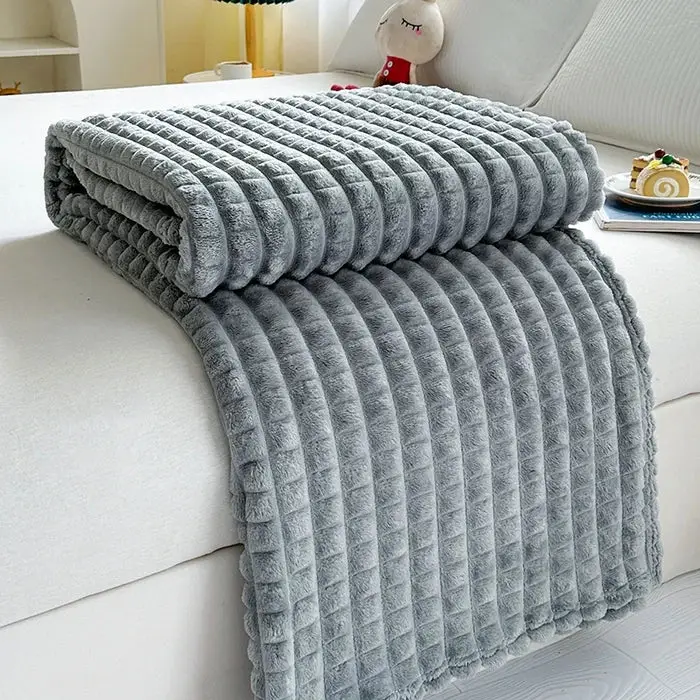 Soft faux fur effect flannel throw with checked pattern for winter Offre Du Jour