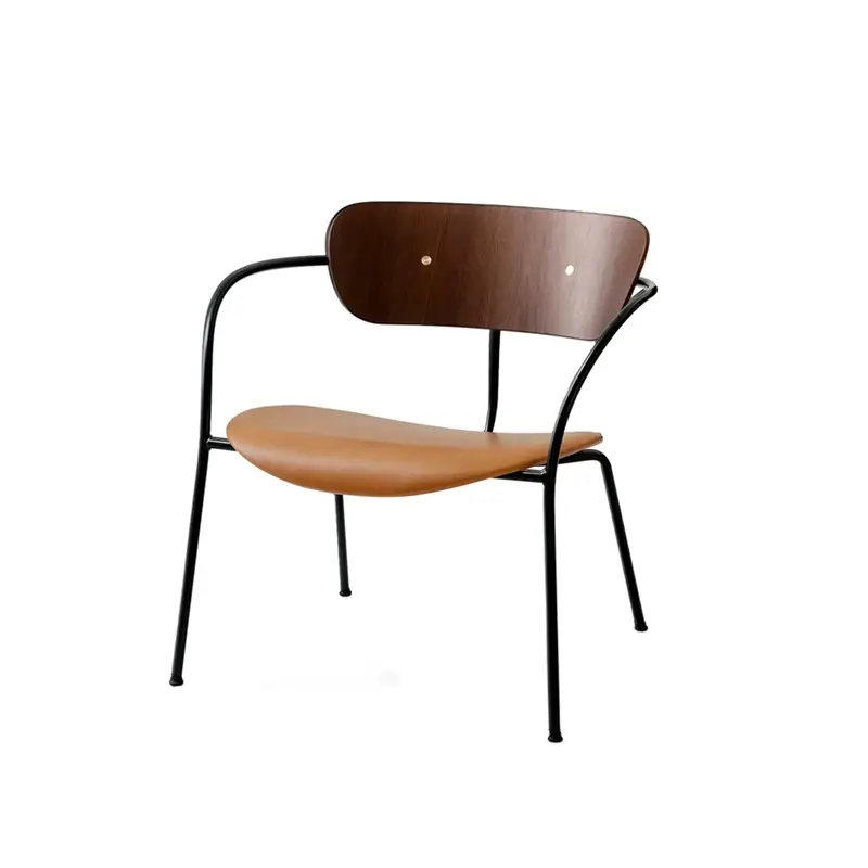 Dernier Modèle Fauteuil PAVILION AV6 Noyer, cuir Cognac, détails LaitonAND TRADITION