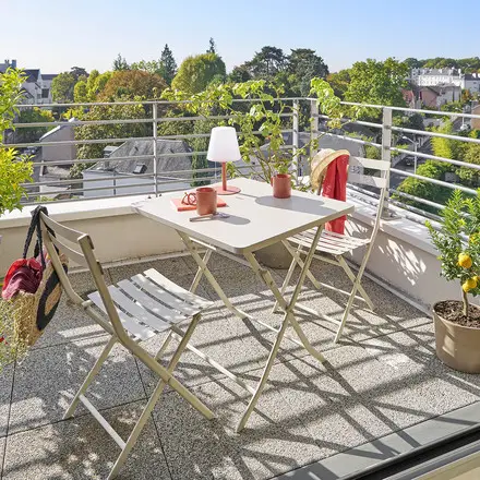 Réduction Ensemble table de jardin pliante carrée + 2 chaises GREENSBORO Argile